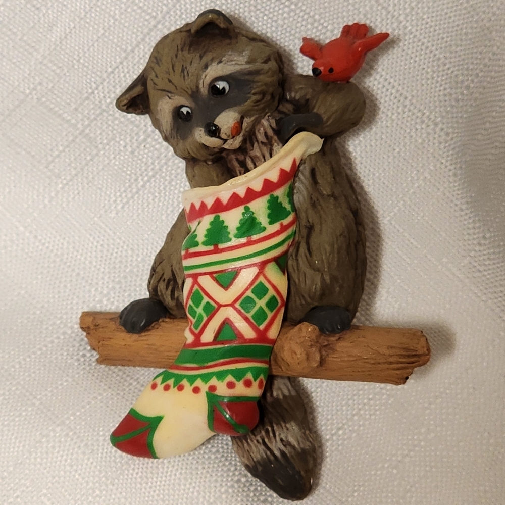 1982 Hallmark Raccoon Surprises Keepsake Ornament Vintage - Picture 9 of 9